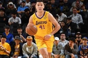 夏联神将！斯威德轰下湖人前14分中的12分 5投5中出手就有