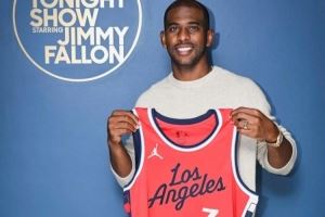 再度登船⚓保罗带着3号快船球衣亮相《吉米今夜秀》😍