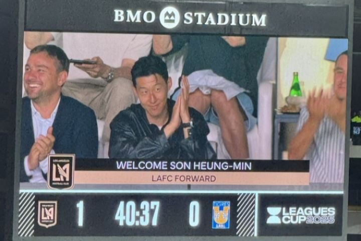 球场宣！洛杉矶FC主场大屏幕“官宣”：欢迎孙兴慜！洛杉矶FC前锋