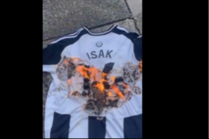 彻底闹翻！纽卡球迷当街燃烧伊萨克球衣 评论区一片叫好&诅咒重伤