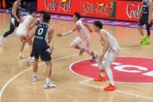 难受了！韩国男篮中锋河允基再次吃到掩护犯规 5犯被罚下！
