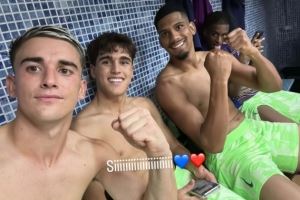 开心！加维社媒晒与阿劳霍、库巴西更衣室合照，庆祝球队取胜