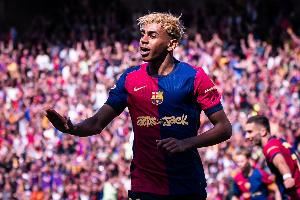 亚马尔上赛季至今已为巴萨贡献24次助攻，五大联赛仅次萨拉赫26次