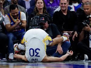 骨子里的浪😂库里快攻2打1背传砸自己脚直接失误……