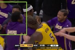 你小子！八村摘里夫斯头带甩着玩庆祝绝杀😅打了斯玛特大嘴巴子图片