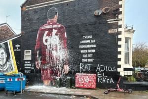 阿诺德利物浦壁画今晨惨遭污损,被涂鸦大字:“再见吧,老鼠”