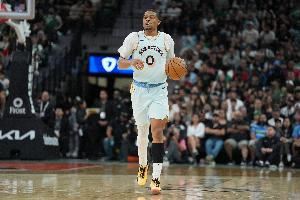 现场教学！索汉拼下前场板补扣不中 凯尔登同位置补篮打进