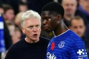 太阳报:球迷认为新援巴里表现不错,但球员下场时仍遭莫耶斯训斥